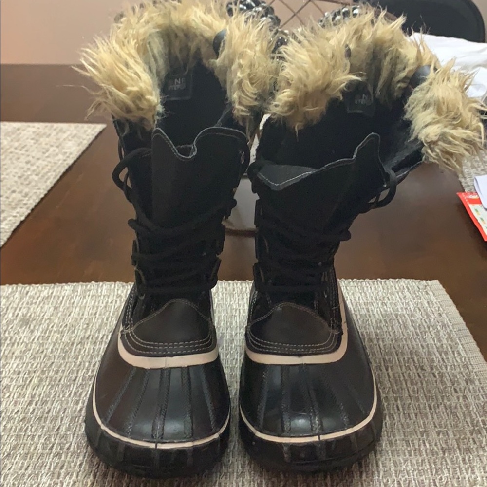 Snow boots